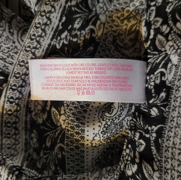 ✨️$3 or 2 for $5✨️Women's no boundaries, Large, polyester, loose fit - Picture 4 of 7